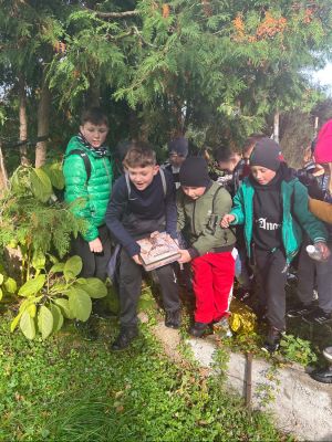 Moment odnalezienia skarbu &ndash; słodkich przekąsek dla uczestnik&oacute;w rajdu.