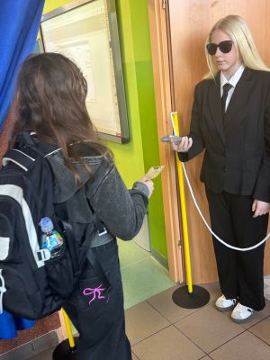 Członkowie drużyny skanują bilety do kina.