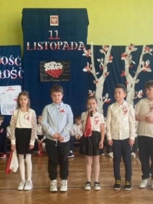 Święto Niepodległości - recytacja wierszy przez uczni&oacute;w klas trzecich