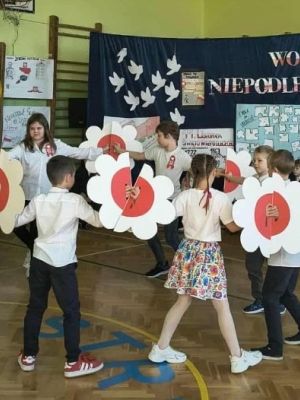 Święto Niepodległości - taniec kwiat&oacute;w w wykonaniu uczni&oacute;w klasy 3b