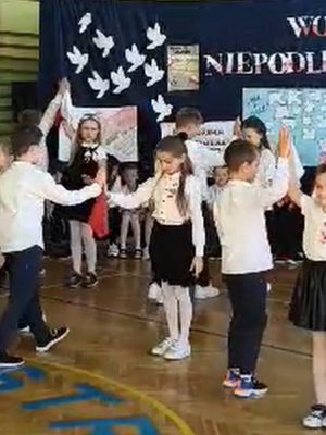 Święto Niepodległości- walc w wykonaniu uczni&oacute;w klasy 3a