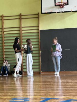 Wręczenia kwiat&oacute;w nauczycielowi w podziękowaniu za wieloletnią i pełną zaangażowania pracę jako opiekun Samorządu Uczniowskiego.