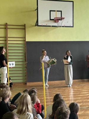 Podziękowania dla pani Aleksandry czytane przez przewodniczącą Samorządu Uczniowskiego Lenę Wawrzkiewicz.