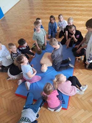 Ćwiczenia z uciskami klatki piersiowej Ćwiczenia z uciskami klatki piersiowej