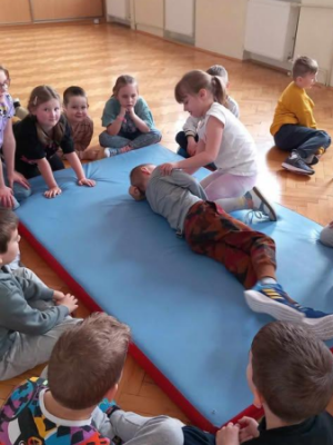 Dzieci ćwiczace pozycje boczną ustaloną Dzieci ćwiczace pozycje boczną ustaloną