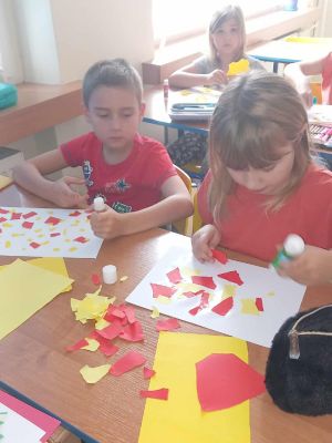 uczniowie klasy 2 c podczas robienia pracy plastycznej