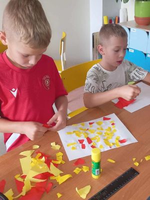 uczniowie klasy 2 c podczas robienia pracy plastycznej