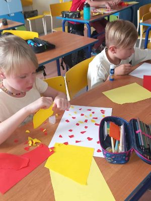uczniowie klasy 2 c podczas robienia pracy plastycznej