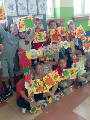 uczniowie klasy 2 c podczas pamiątkowego zdjęcia