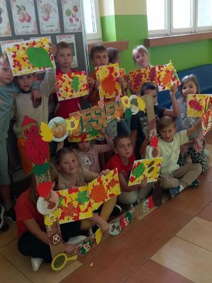 uczniowie klasy 2 c podczas pamiątkowego zdjęcia