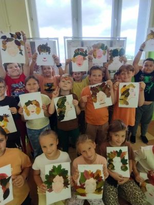 uczniowie klasy  3b na pamiątkowym zdjęciu