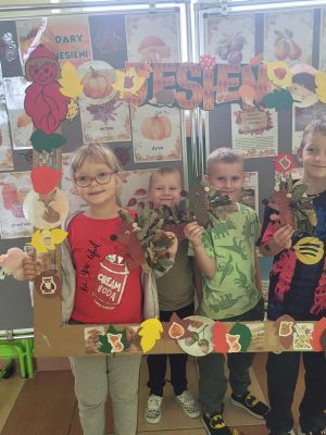 uczniowie klasy 0 na pamiątkowym zdjęciu