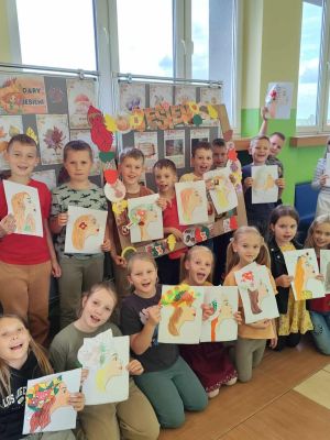  uczniowie klasy 2 a na pamiątkowym zdjęciu