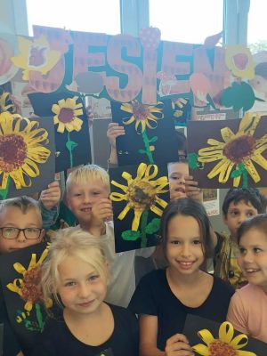  uczniowie klasy 2 b na pamiątkowym zdjęciu