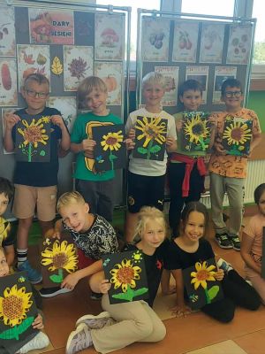  uczniowie klasy 2 b na pamiątkowym zdjęciu