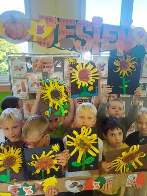  uczniowie klasy 2 b na pamiątkowym zdjęciu