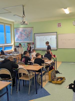 Uczniowie wcielający się w nauczycieli podczas prowadzenia lekcji.