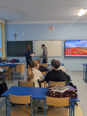 Uczniowie wcielający się w nauczycieli podczas prowadzenia lekcji.