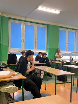 Uczniowie wcielający się w nauczycieli podczas prowadzenia lekcji.