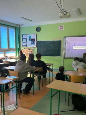 Uczniowie wcielający się w nauczycieli podczas prowadzenia lekcji.