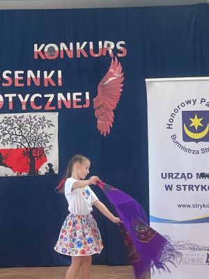 Uczennica podczas tańca do utworu patriotycznego.