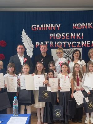 Wszyscy uczestnicy Gminnego Konkursu Piosenki Patriotycznej wraz z laureatami i nagrodami.
