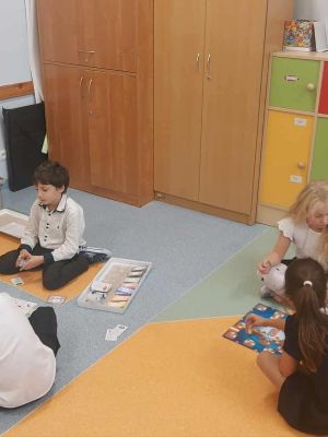 Uczniowie grają w swoje gry planszowe.