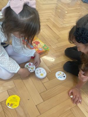  Uczniowie grają w swoje gry planszowe.