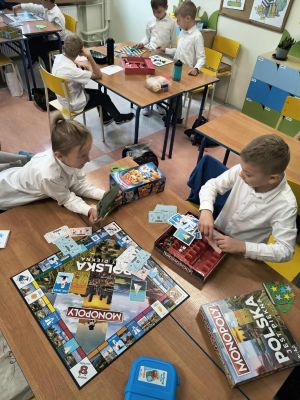 Uczniowie grają w swoje gry planszowe.
