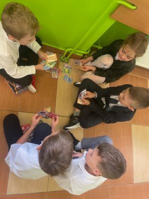  Uczniowie grają w swoje gry planszowe.