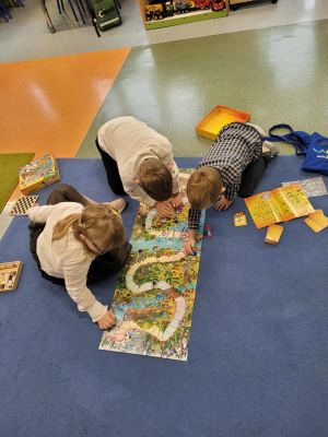 Uczniowie grają w swoje ulubione gry planszowe.