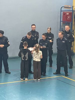 uczniowie odbieraja dyplomy