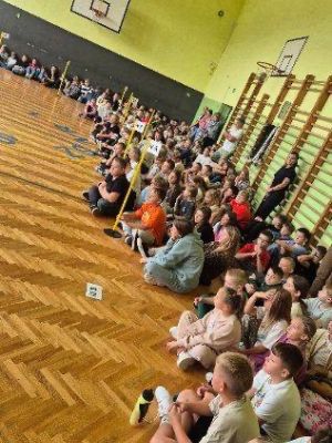 Uczniowie uczestniczą w apelu szkolnym. 