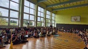 Uczniowie uczestniczą w apelu szkolnym.