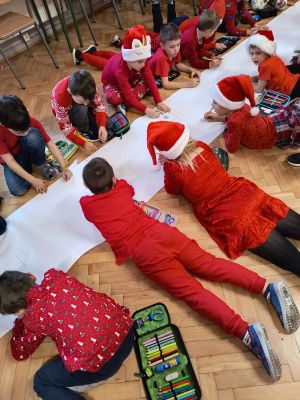 Dzieci podczas tworzenia prac plastycznych &bdquo;Kraina Świętego Mikołaja&rdquo;. 