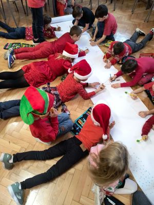 Skupienie i kreatywność podczas zajęć plastycznych. 