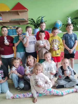 Klasa II b prezentuje wielkanocne zajączki Klasa II b prezentuje wielkanocne zajączki