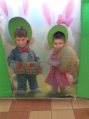 Uczniowie klasy III a w fotobudce wielkanocnej Uczniowie klasy III a w fotobudce wielkanocnej