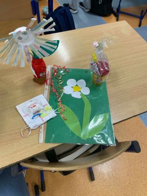 Laurki, bransoletki i upominki wykonane przez uczni&oacute;w.