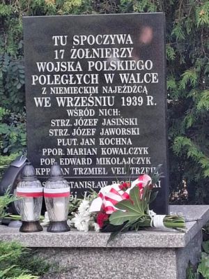 Uczniowie klasy 5a składają kwiaty i zapalają znicze na Grobie Nieznanego Żołnierza.