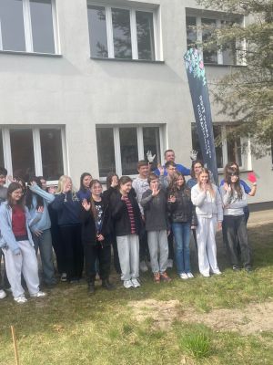 Klasa 7c- uczniowie, kt&oacute;rzy sadzili krzewy. 