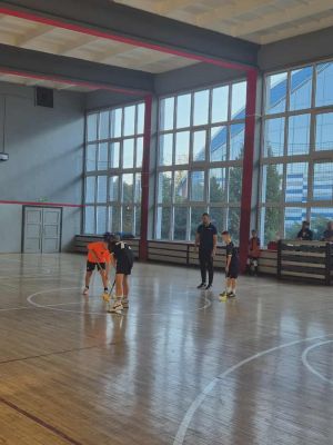 Mecz chłopc&oacute;w z zawodnikami SP z Parzęczewa.