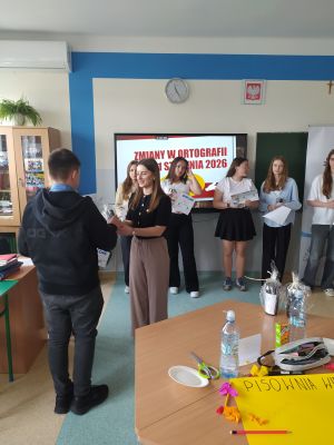 Wręczenie dyplomów i nagród przez przedstawiciela UM Wręczenie dyplomów i nagród przez przedstawiciela UM