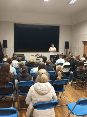 Uczniowie klas VII słuchają autora Krzysztofa Czewojsty.
