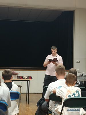 Uczniowie klas VII słuchają autora Krzysztofa Czewojsty.