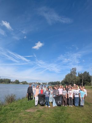 Sprzątanie śmieci nad zalewem