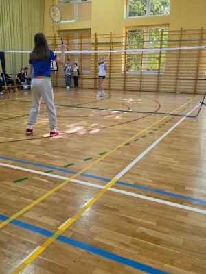 Uczennica naszej szkoły w sportowym starciu z rywalką ze SP w Bratoszewicach