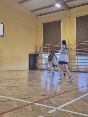 Zawodniczka naszej drużyny w efektownej akcji na kosz przeciwnika z SP w Niesułkowie.