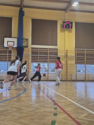 Dziewczęta z SP nr 2 w Strykowie w meczu z SP w Koźlu.