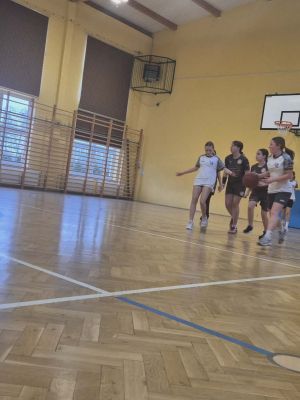 Zawodniczka naszej drużyny w kontrze w meczu z SP w Niesułkowie.